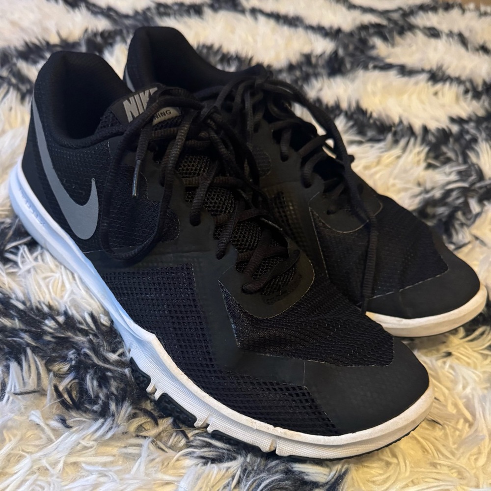 Nike Men's Black and White Athletic Shoes